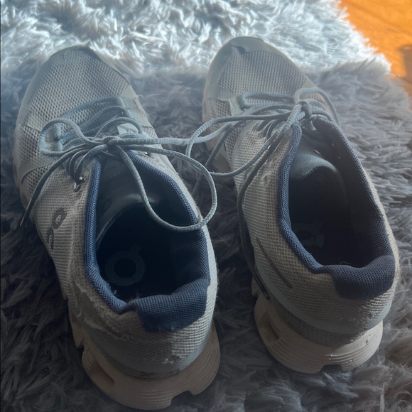 ON RUNNING - Picture 2 of 5